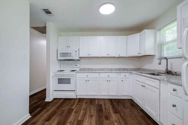 Building Photo - 209 E Tietgen St