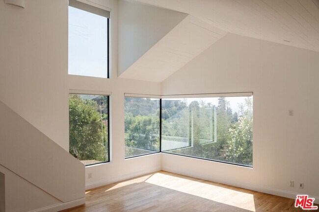 Building Photo - 1355 Bobolink Pl