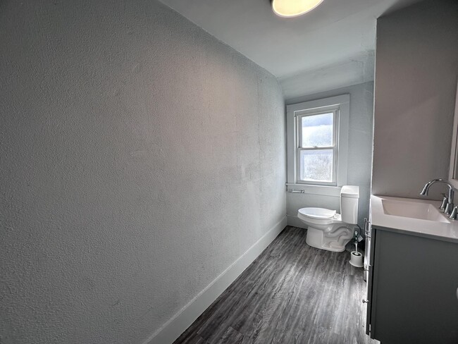 Building Photo - 607 Penn-E