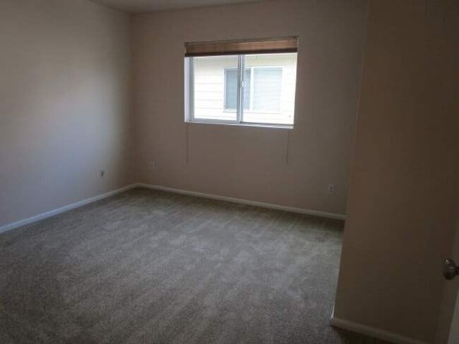 Building Photo - 3 Bedroom, 2.5 Bathroom Home with Office in Fife