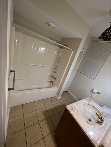 Building Photo - 1184 Kossuth Ave