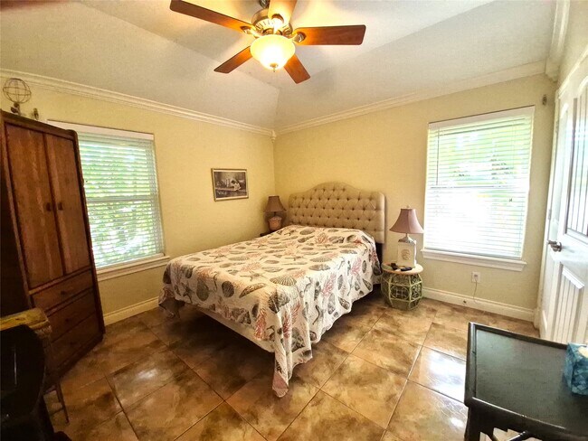 Building Photo - 402 1/2 Avenue A