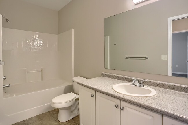 Building Photo - Completely Updated FIRST FLOOR Condo For L...