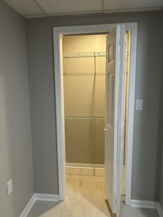 Building Photo - Home with Basement Apartment in Newnan, GA