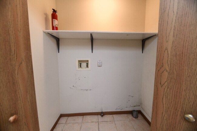 Building Photo - 2 bedroom / 2 bathroom Townhouse for rent ...