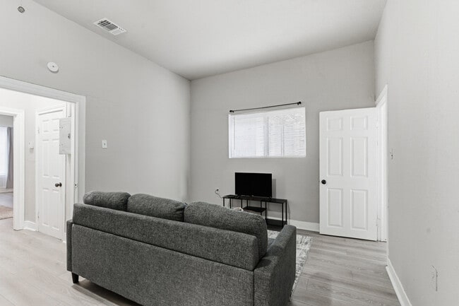 Primary Photo - 314 W Cevallos