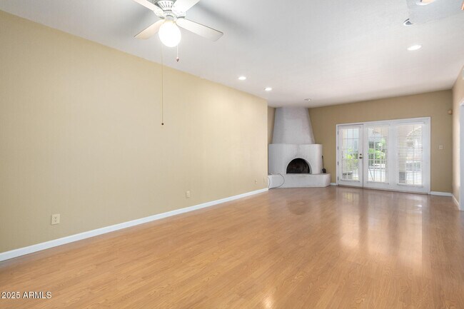 Building Photo - 5200 S Lakeshore Dr