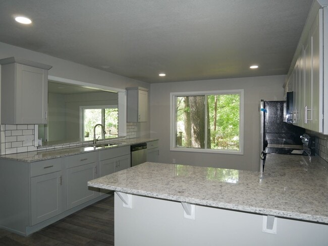 Primary Photo - Gorgeous 4 bedroom, 2.5 bath House on a 1 ...