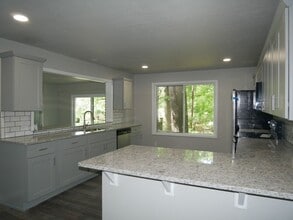 Building Photo - Gorgeous 4 bedroom, 2.5 bath House on a 1 ...