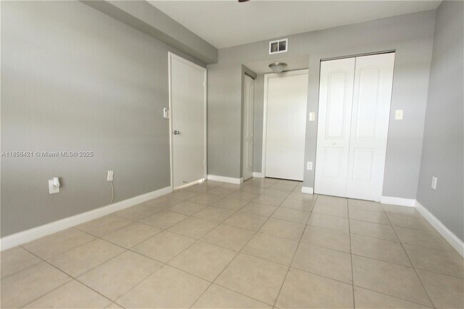 Building Photo - 2850 N Oakland Forest Dr