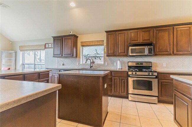 Building Photo - 2313 Village View Loop