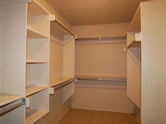 Building Photo - 1216 Bur Pl