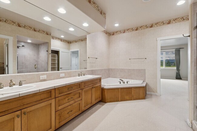 Building Photo - Wonderful Townhome On Eagle Bend Golf Course!