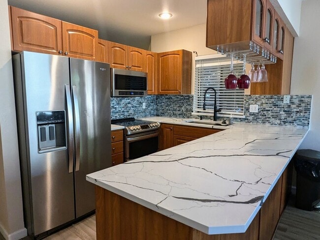 Building Photo - Move in Special:  Sept & Oct only $2,000 /...