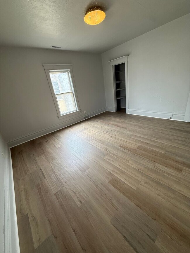 Building Photo - 415 George St