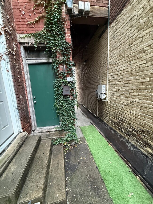 Building Photo - Luxury 3-Bedroom, 1-Bathroom House in Sout...
