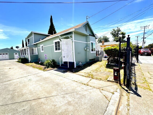 Building Photo - LARGE 4 BEDS 2 FULL BATHS HOUSE FOR RENT!