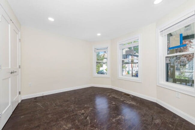 Building Photo - TUFTS 5 bed 5.5 bath - Available 6/1