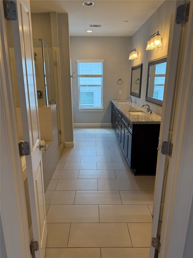 Building Photo - 2522 Hutchins St