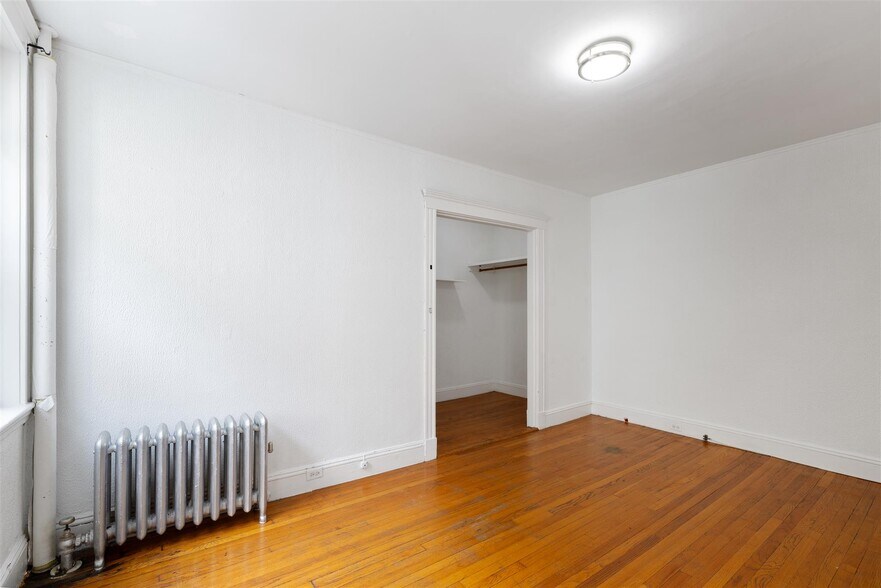 Building Photo - 167 Maple St