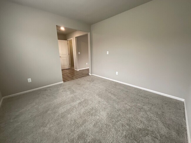 Building Photo - Beautiful 4 Bedroom, 2.5 Bath Home Availab...