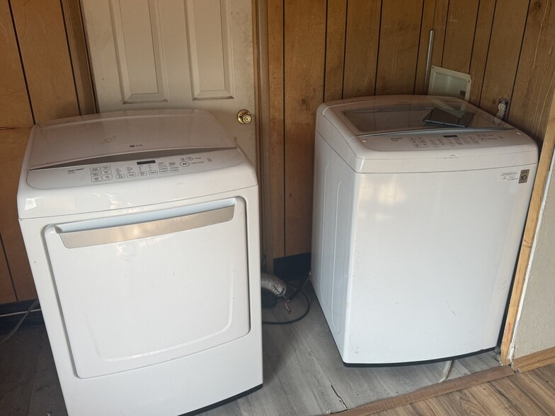 Building Photo - 10 9th Ave