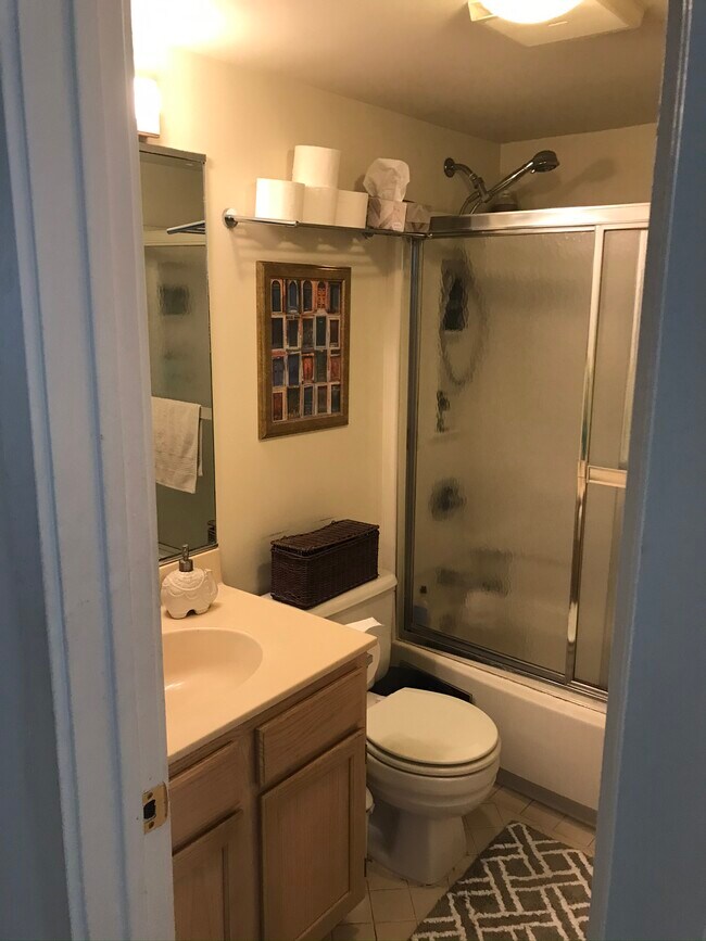 Building Photo - 308 York Ave