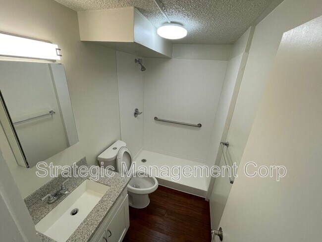 Building Photo - 1301 Lusitana St