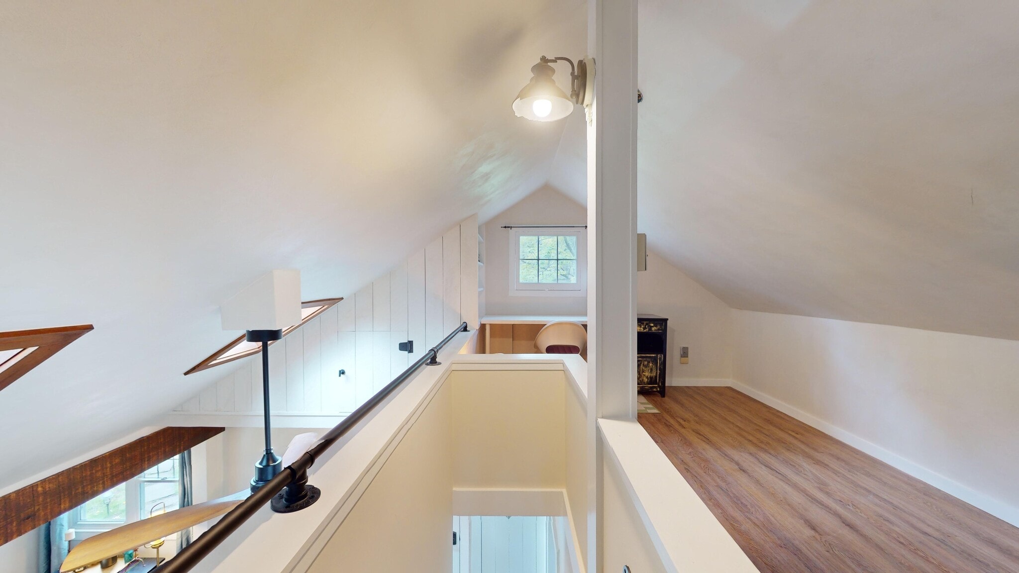 Upstairs loft area with workspace - 65 Ohayo Mountain Rd