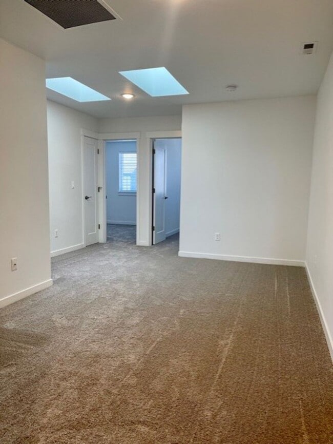 Building Photo - Gorgeous newer townhome in SE Bend!
