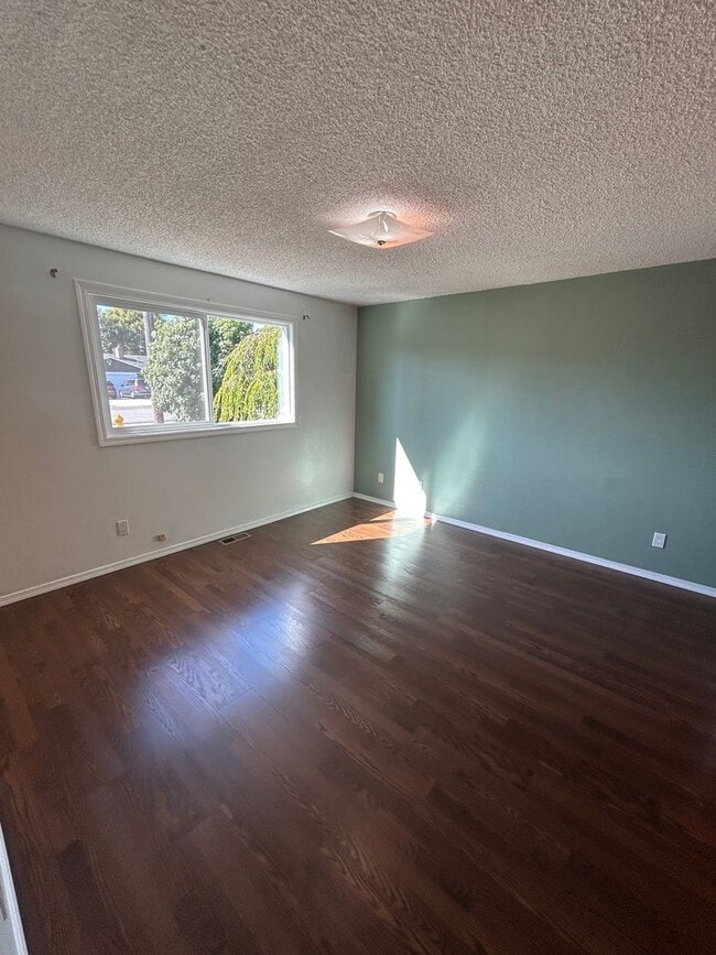 Building Photo - Spacious 3 bedroom, 2 bathroom with large ...