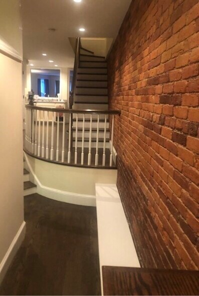 Building Photo - 345 Beacon St