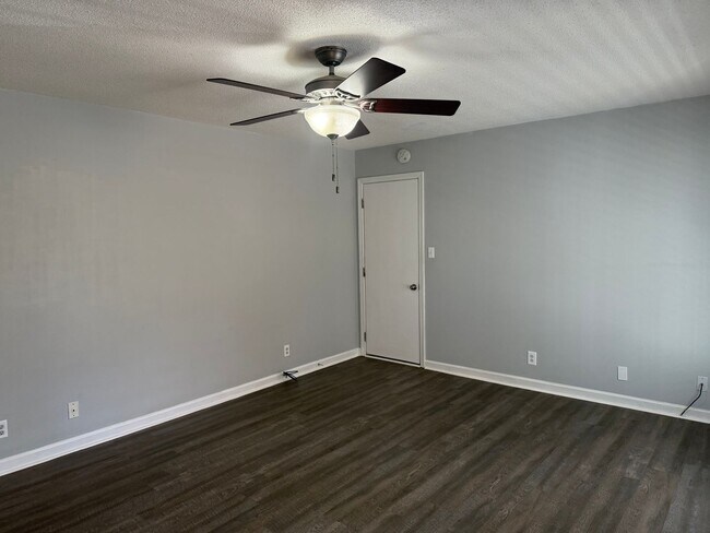 Building Photo - Charming 3 Bedroom, 1.5 Bath Ranch-Style Home