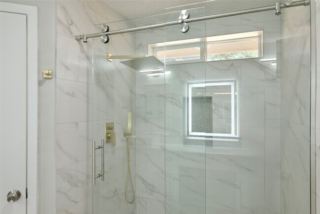 Building Photo - 5111 Pinewilde Dr