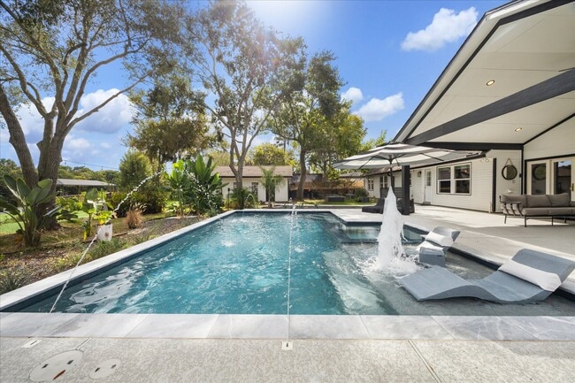 Building Photo - 205 W Bayou Dr