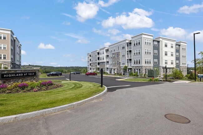 Building Photo - 2 Stratton Dr