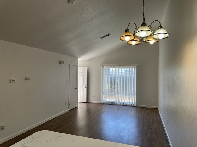 Building Photo - Modesto 2 Bedroom 1 Bathroom Town Home