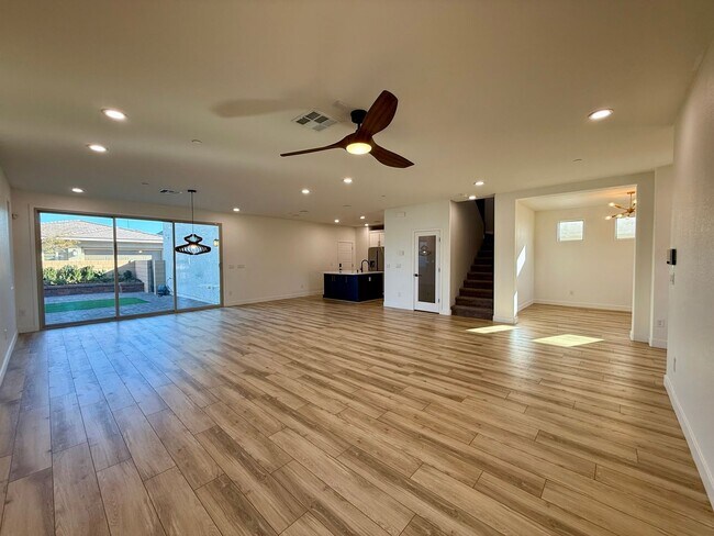 Building Photo - 3/BD 2.5/BA Contemporary Comfort in a Prime Location!