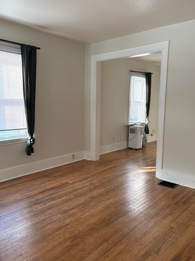 Building Photo - 209 Oak St