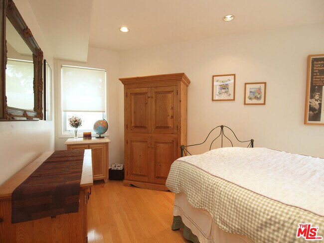 Building Photo - 269 N Bundy Dr