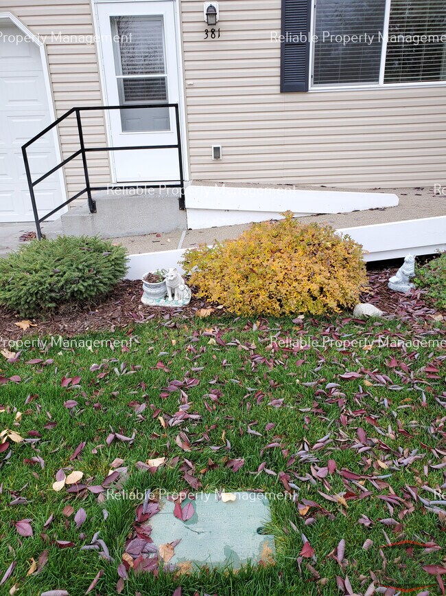 Building Photo - 381 W 1st S