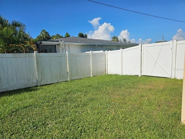 Building Photo - 3050 Beacon Dr