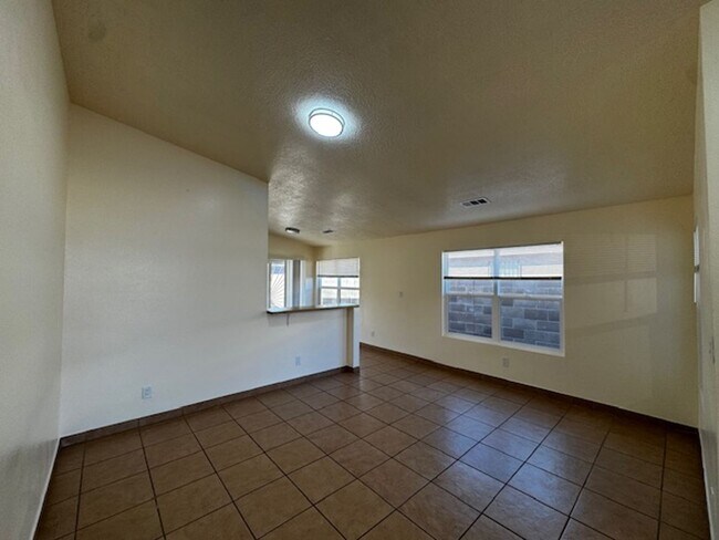 Building Photo - Spacious & Immaculate 3-Bed / 2-Bath Home