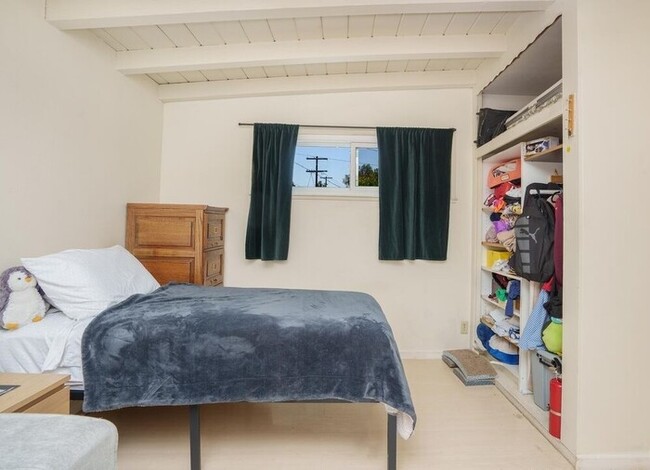 Building Photo - Single-Story 3BR Home with Permitted ADU, Private Yard & Cul-De-Sac Location – Van Nuys