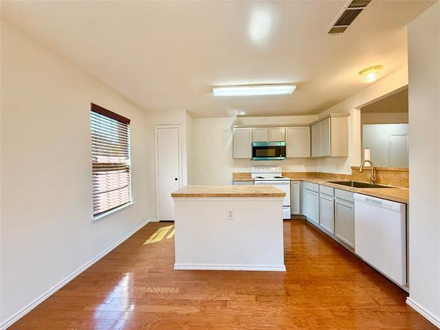 Building Photo - 2135 Van Zandt Dr