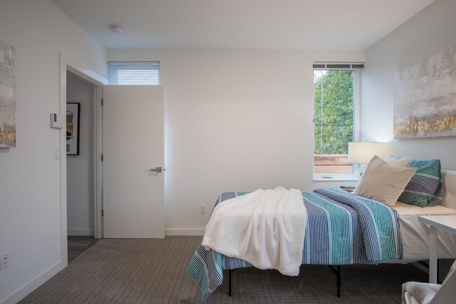 Building Photo - Modern 3BR/3BA Townhouse with Rooftop - Views of Downtown!