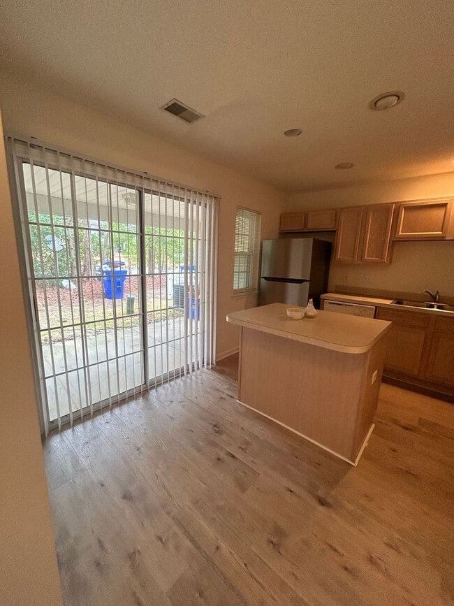 Building Photo - Oak Bluff Townhome