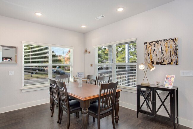 Building Photo - Walking Distance to UofA! Apply Today!! $8...