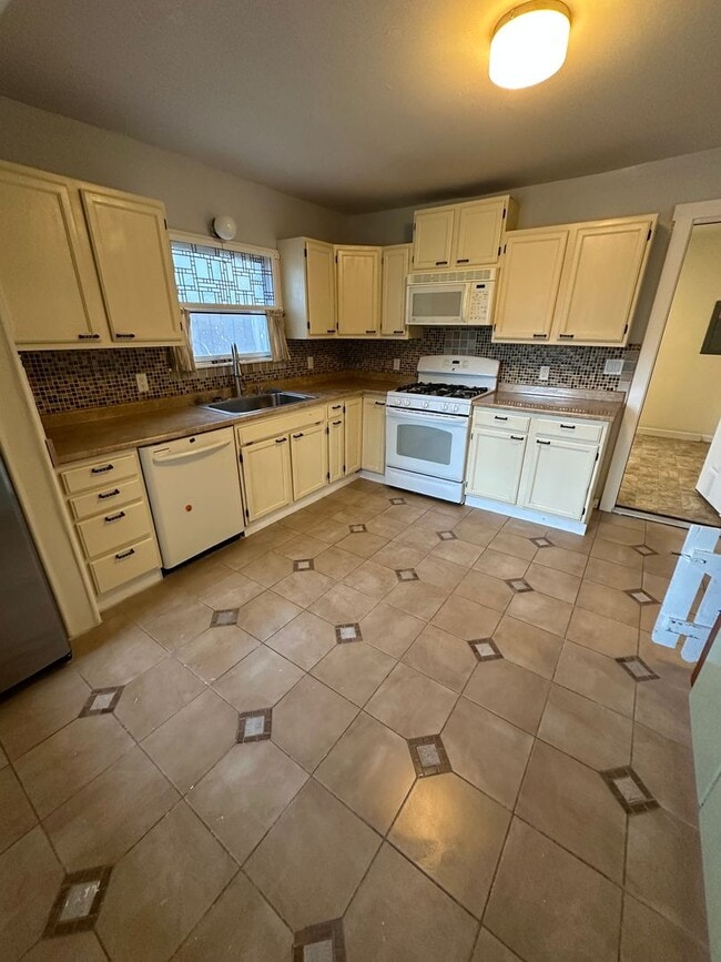 Building Photo - 3 Bed Room 1.5 Bath