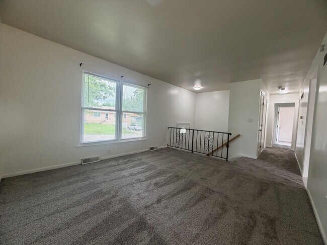 Building Photo - 1208 S Mayview Ave